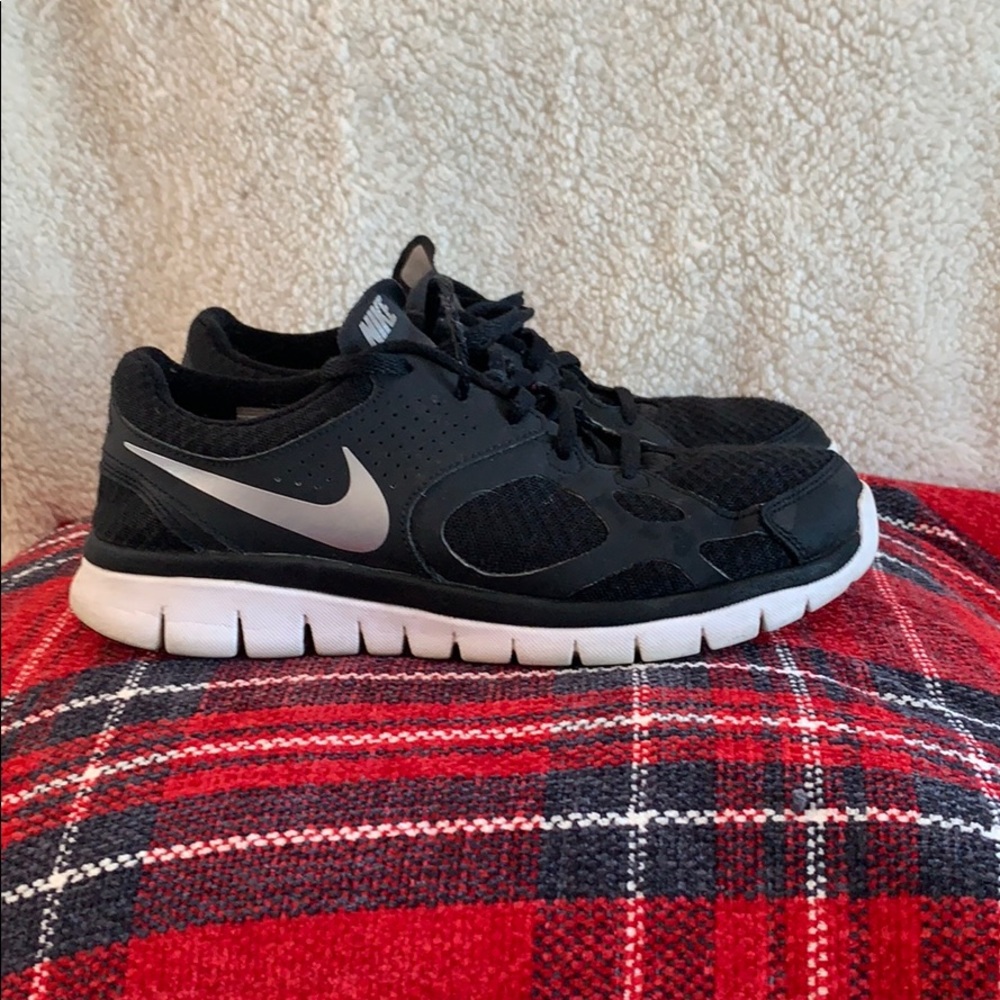 Nike women’s flex running shoe size 8